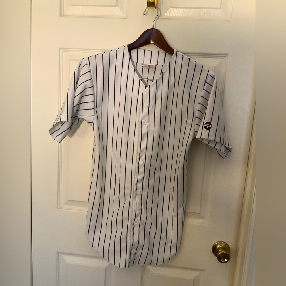 BASEBALL STYLE BUTTON DOWN SHIRT.